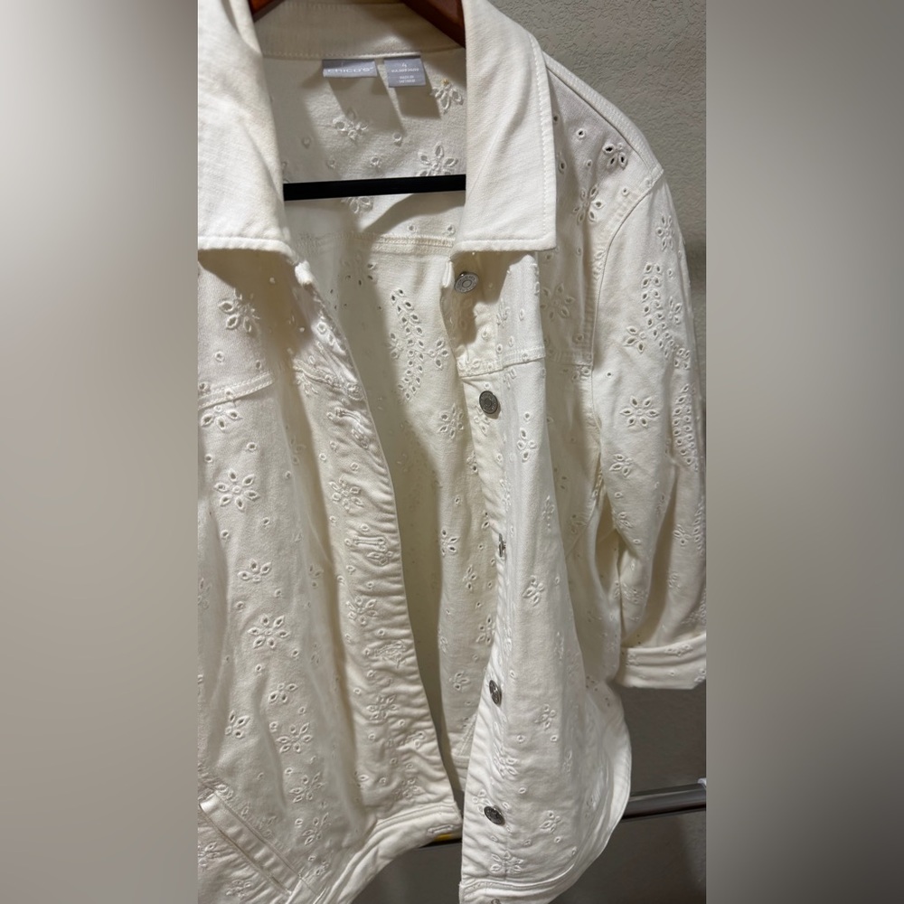 Chico's Jacket Size 2 White Eyelet Size 4 Button Up 100% Cotton 3/4 sleeve EUC - Picture 3 of 4